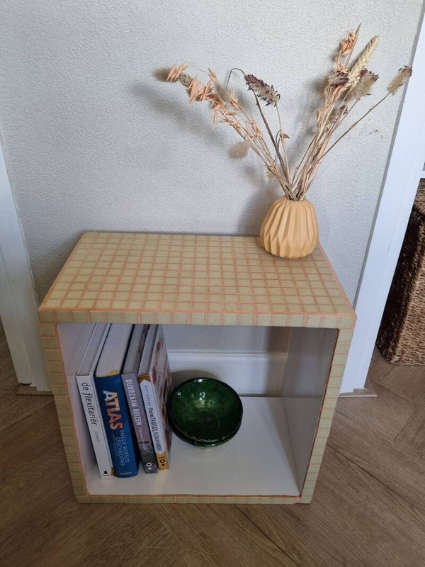 Tegeltafel met lichtgele mozaïektegel en oranje voeg