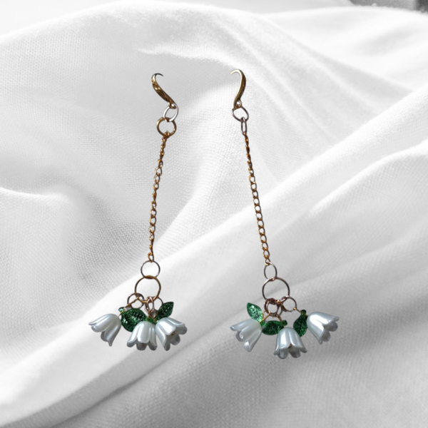 Earrings featuring mother of pearl flowers