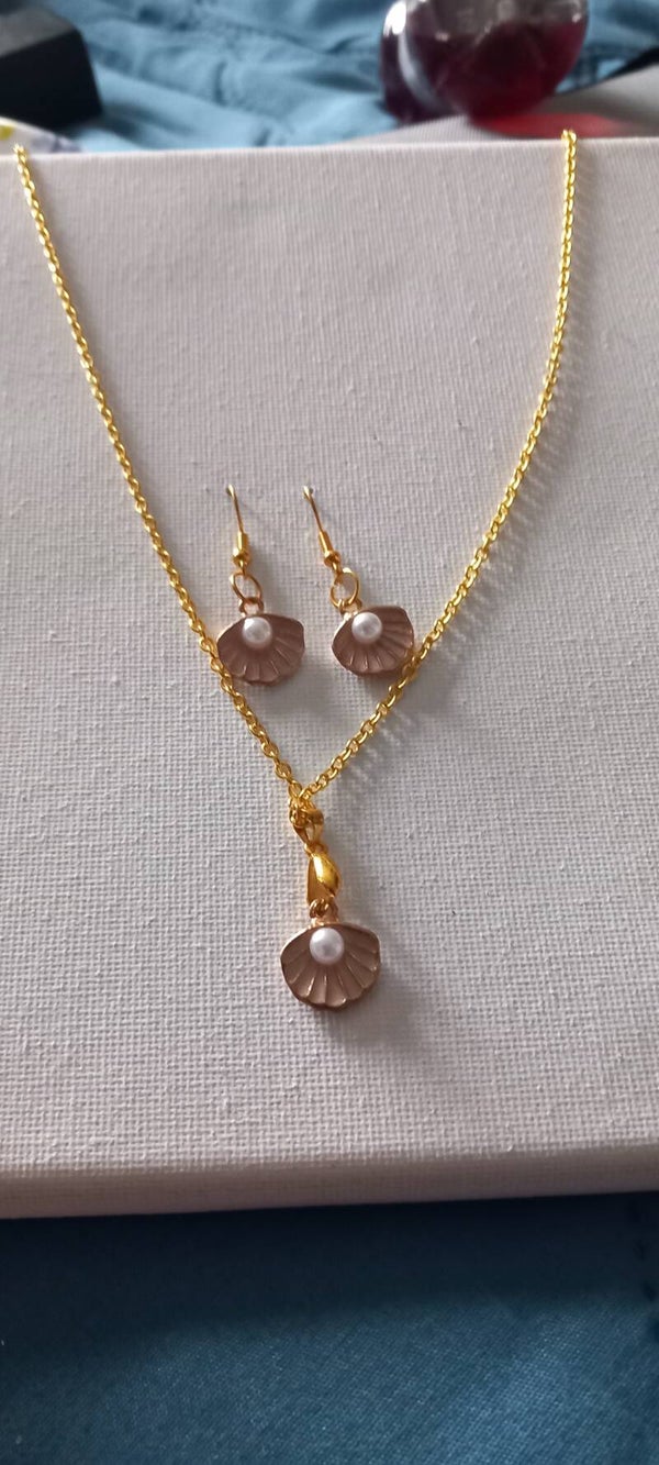 Shell pendant set