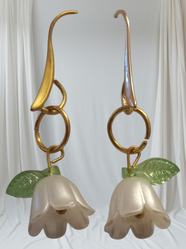 Flower detailed earrings