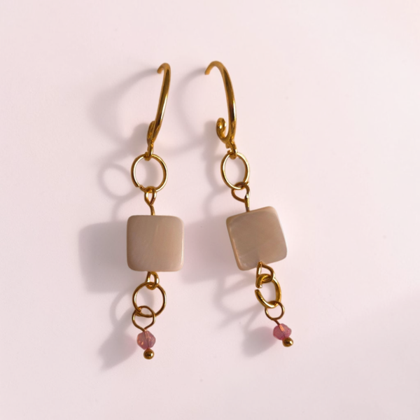 Earrings pearlised squares with gold tones