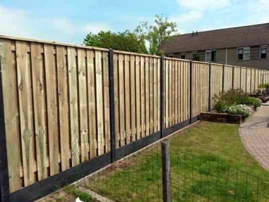 Tuinschutting met beton palen