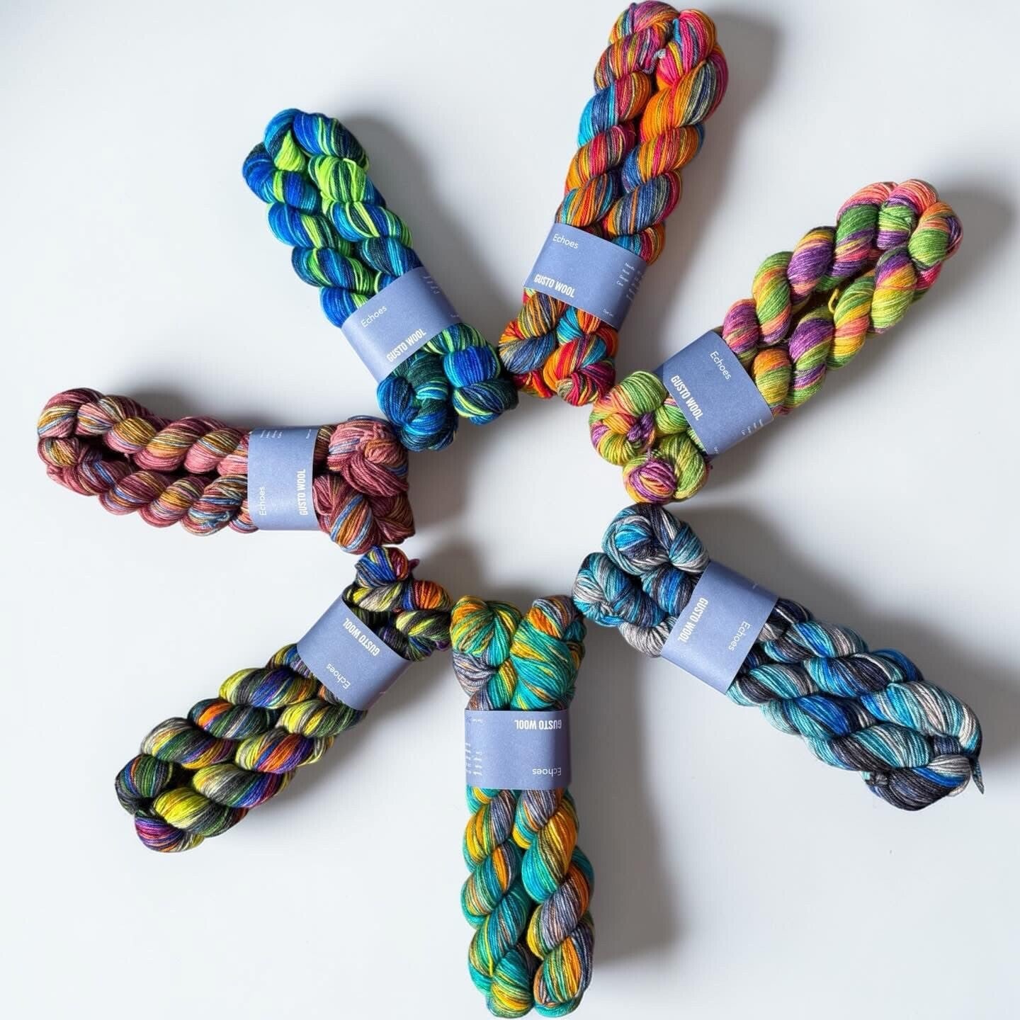 Beispielfoto der Gusto Wool Echoes, 7 bunte Farbstränge