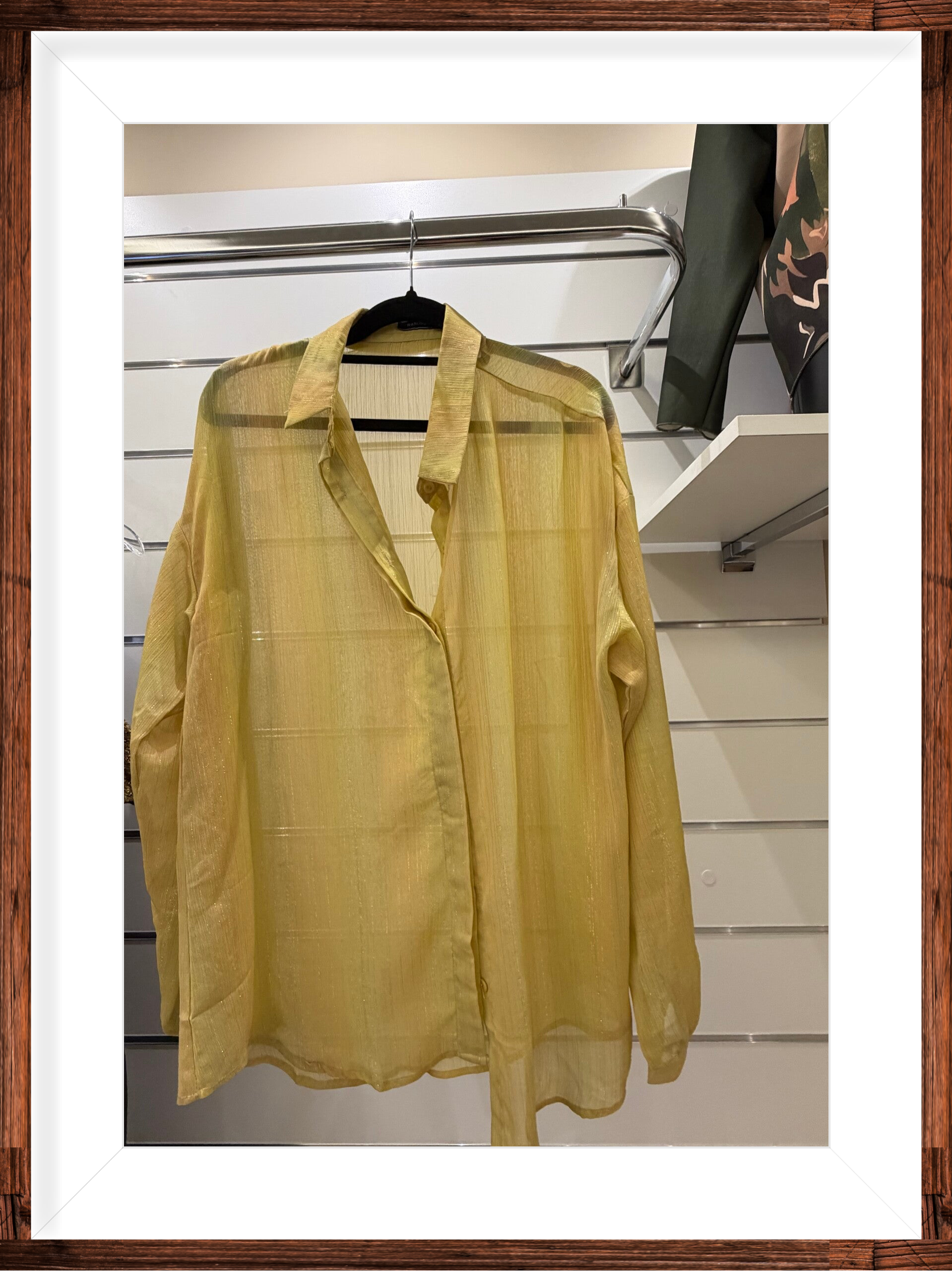 Camicia gialla e camicia rosa