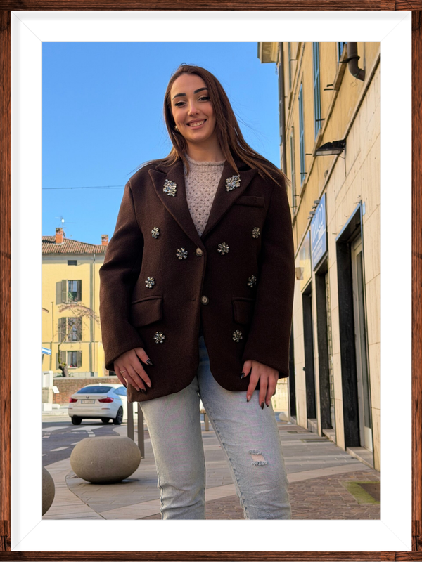 Cappotto corto marrone e bianco latte