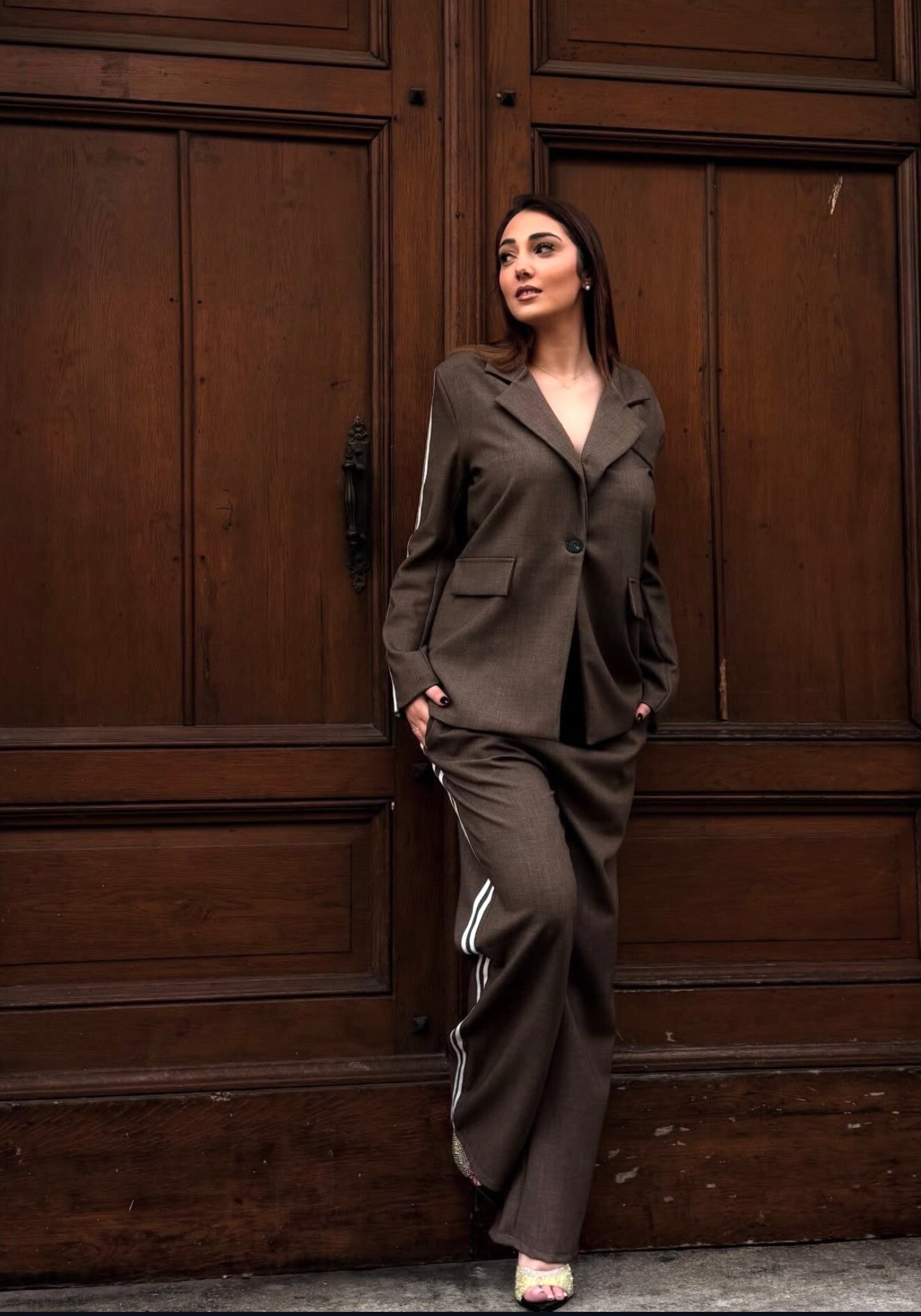 Completo beige scuro e bianco