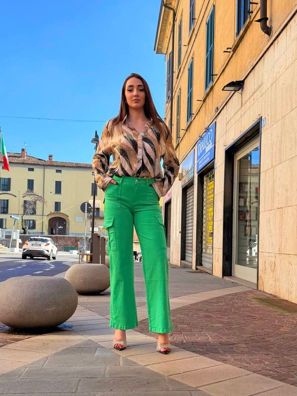 Pantaloni verdi con camicia verde