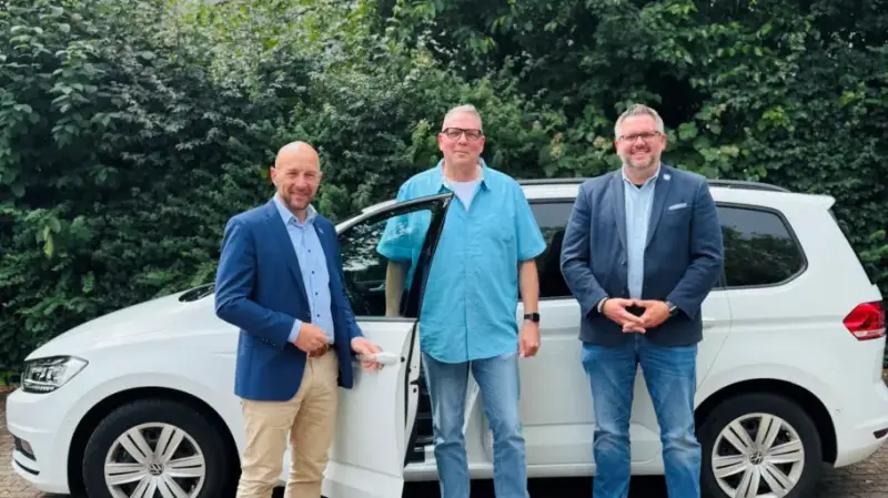 Christopher Radon (Bürgermeister von Tornesch, von links), Michael Jungclaus (MiniCar Nord), Stefan Pummer (Wirtschaftsförderer der Stadt Tornesch) 