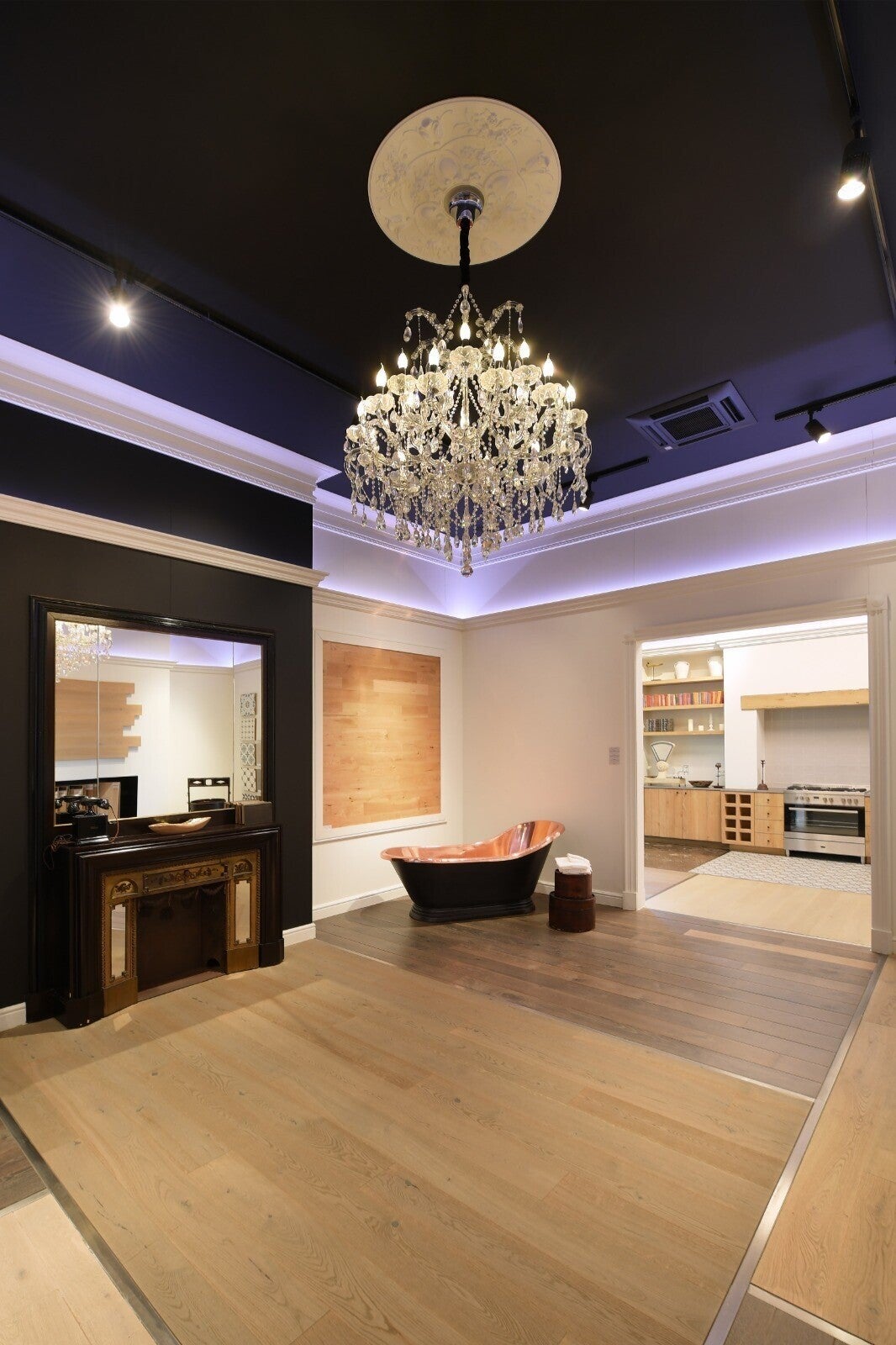 Large classic crystal chandelier in luxury showroom – custom-made chandelier by Groenensteyn Light Netherlands.