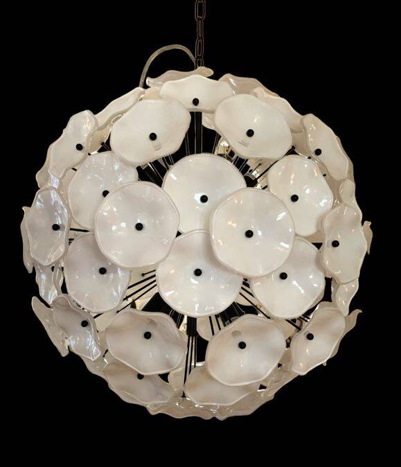 Nr B-17   Exclusief model Bol lamp met glazen bloemen Model uit de jaren 1930.  Diameter 60cm uit Murano  no 1
