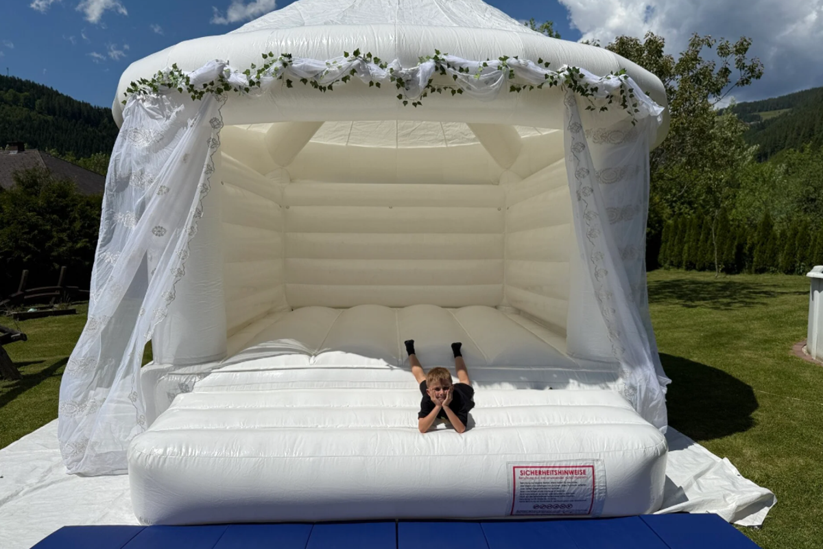 Weiße Hochzeitsburg im Freien mit eleganter Deko
