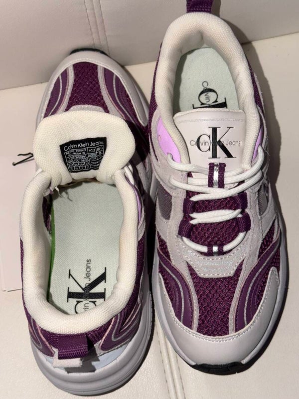 are Calvin Klein Jeans Retro Tennis SU-MESH sneakers featuring a distinct purple and white color scheme.