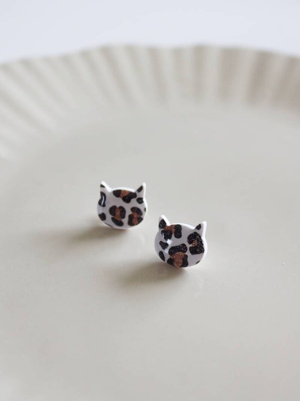 Luipaard print kat studs