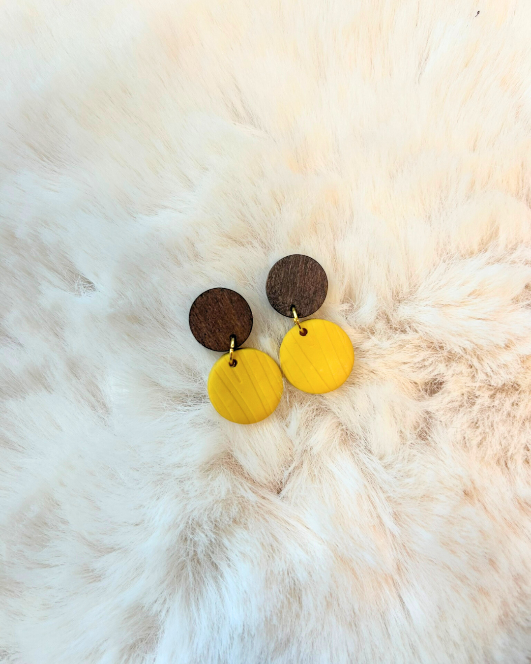 Oorbellen Gele rondjes houten studs