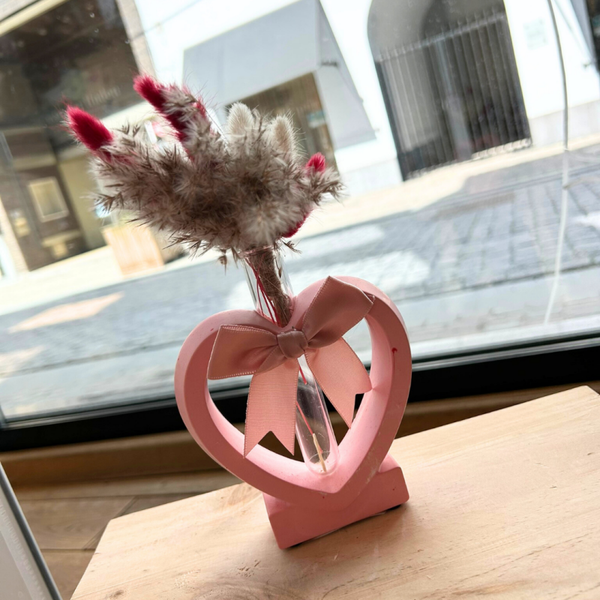 Vaas hart met droogbloemen