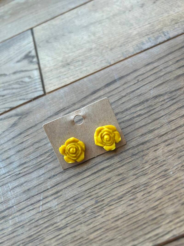 Gele bloemen studs
