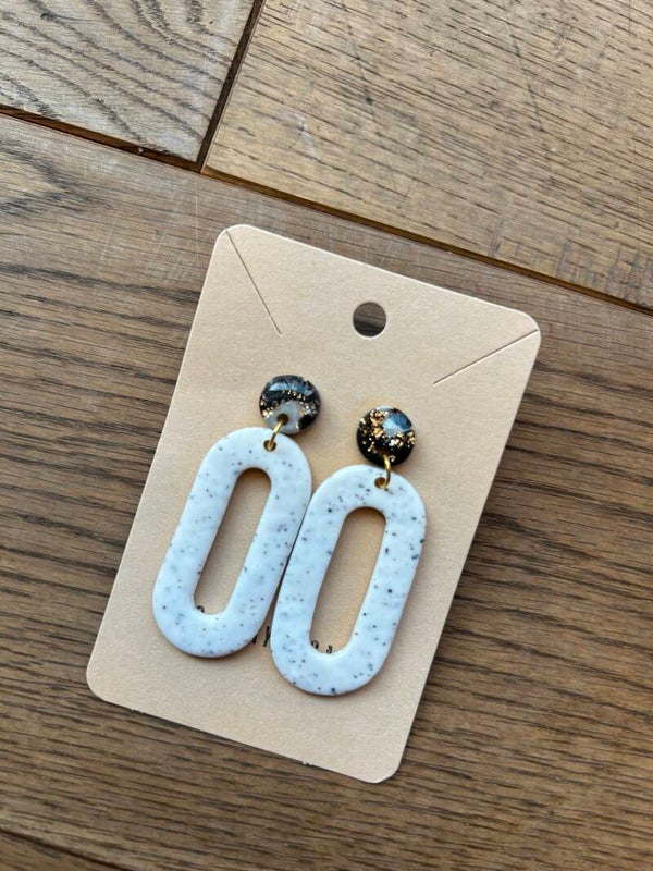 Oorbellen wit gespikkelde hangers
