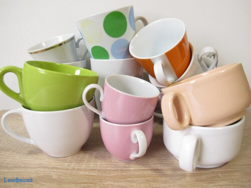 Verschiedene ausgemistete Tassen stapeln sich auf einem Tisch.