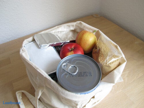 Einkaufstasche mit haltbaren Lebensmitteln für den Vorrat.