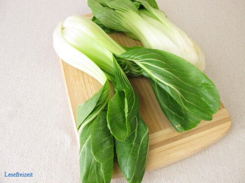 Frischer Pac Choi auf einem Schneidebrett.