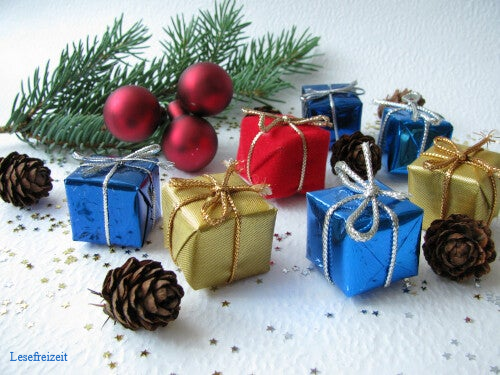 Kleine Adventskalender Päckchen mit weihnachtlichem Schmuck dekoriert..