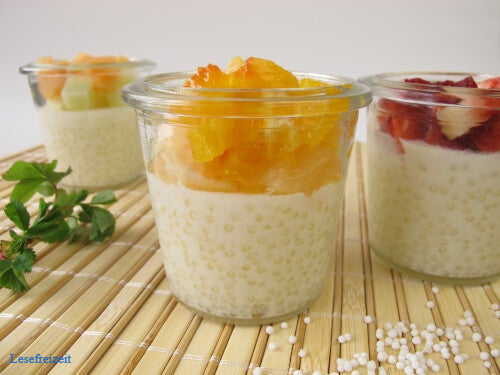 Kleine Gläser mit Tapioka-Pudding und Obst als Topping.