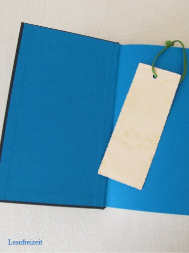 Ein aufgeschlagenes Buch mit einem Lesezeichen.