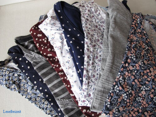 Ein aufgefächerter Stapel mit T-Shirts.