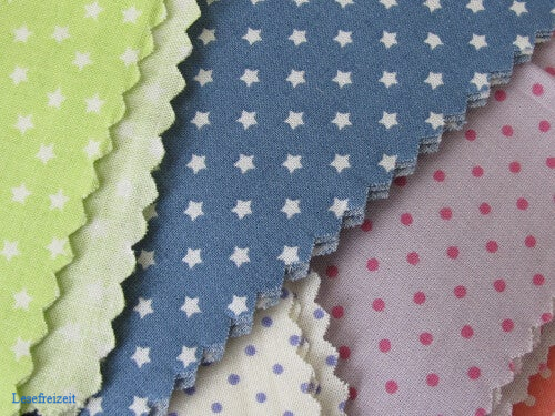 Mit der Zickzackschere versäuberte Stoffreste.