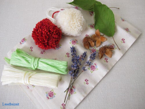 Stoff, Bast und Naturmaterialien zum nachhaltigen Einpacken von Geschenken