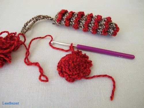 Der Hüt für ein Glückswürmchen wird gehäkelt.