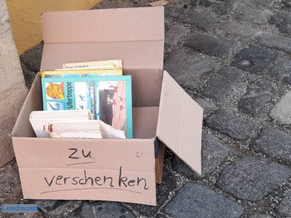 Rausgestellte Zu-Verschenken-Kiste mit Büchern.