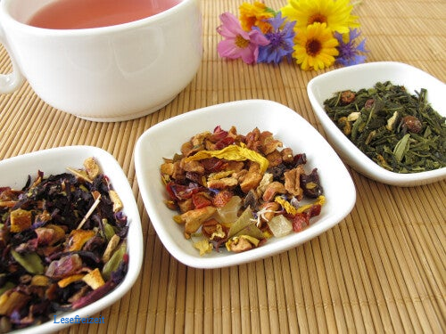 Loser Tee in kleinen Schälchen und eine Tasse mit Früchtetee.