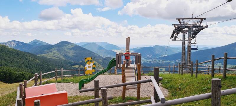 Die Spielstation an der Bergstation der Schneeberg Sesselbahn in Losenheim.
