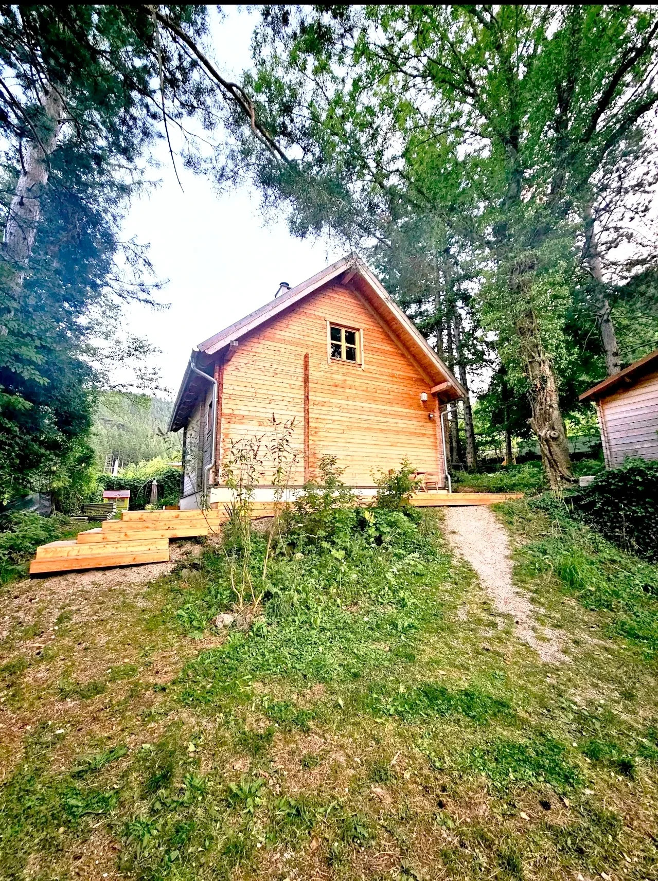 Holzhaus in Alleinlage am Waldrand in Puchberg am Schneeberg – Ferienhaus Hengsttal mit Holztreppe und Garten.