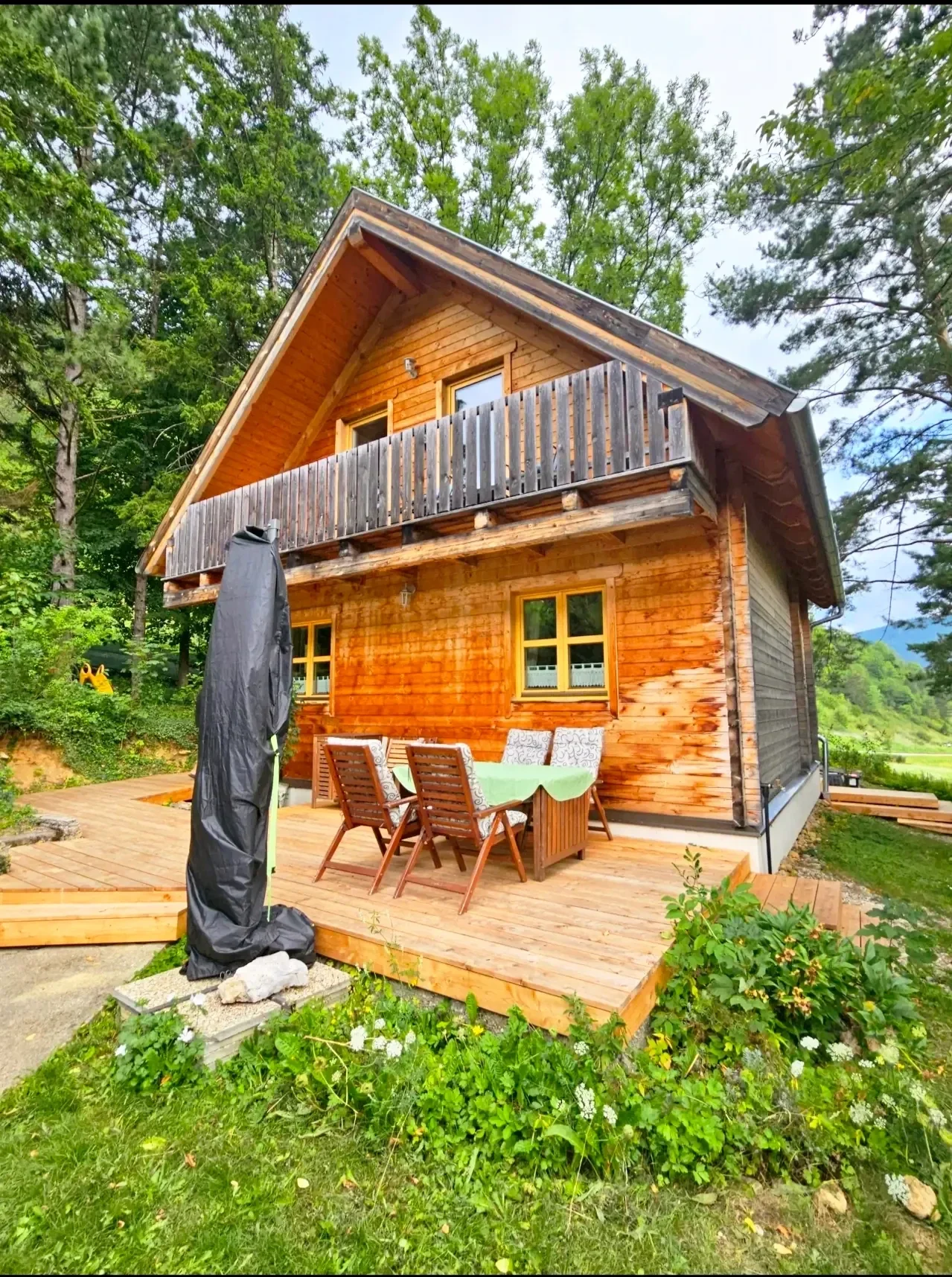 Uriges Massivholz-Blockhaus Hengsttal in Puchberg mit großer Sonnenterrasse im Grünen.