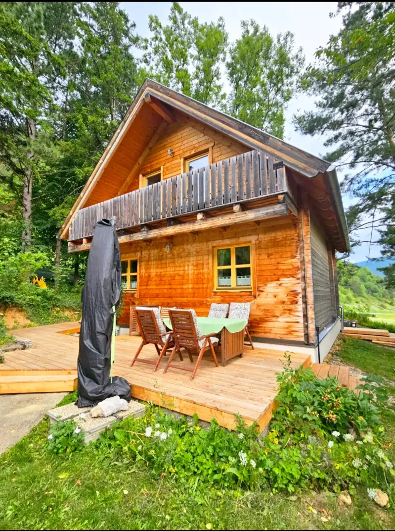 Uriges Massivholz-Blockhaus Hengsttal in Puchberg mit großer Sonnenterrasse im Grünen.