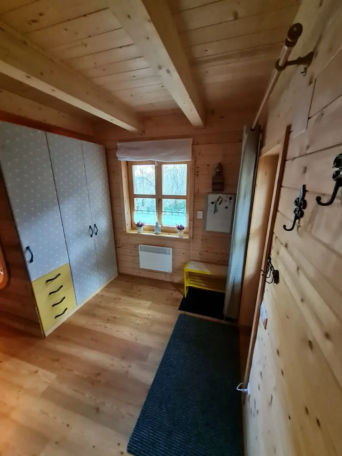 Heller Eingangsbereich im Blockhaus Hengsttal mit Garderobe und Echtholz-Böden.