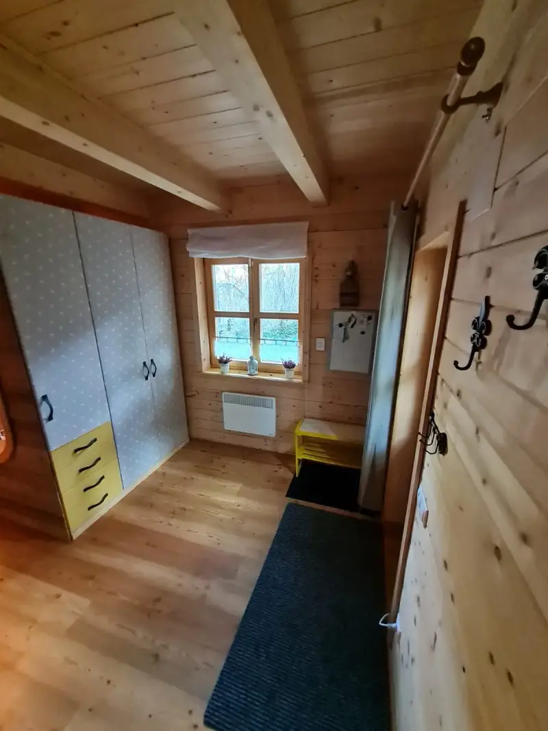Heller Eingangsbereich im Blockhaus Hengsttal mit Garderobe und Echtholz-Böden.