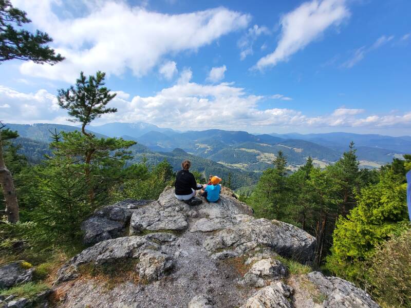 Meine Frau und unsere Kinder am Aussichtspunkt "Hohe Kanzel" im Naturpark Hohe Wand.