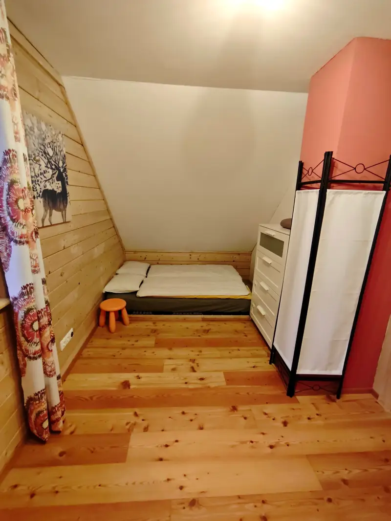 Die andere Seite des Schlafzimmers mit einem weiteren gemütlichen Doppelbett und Kleiderkasten.