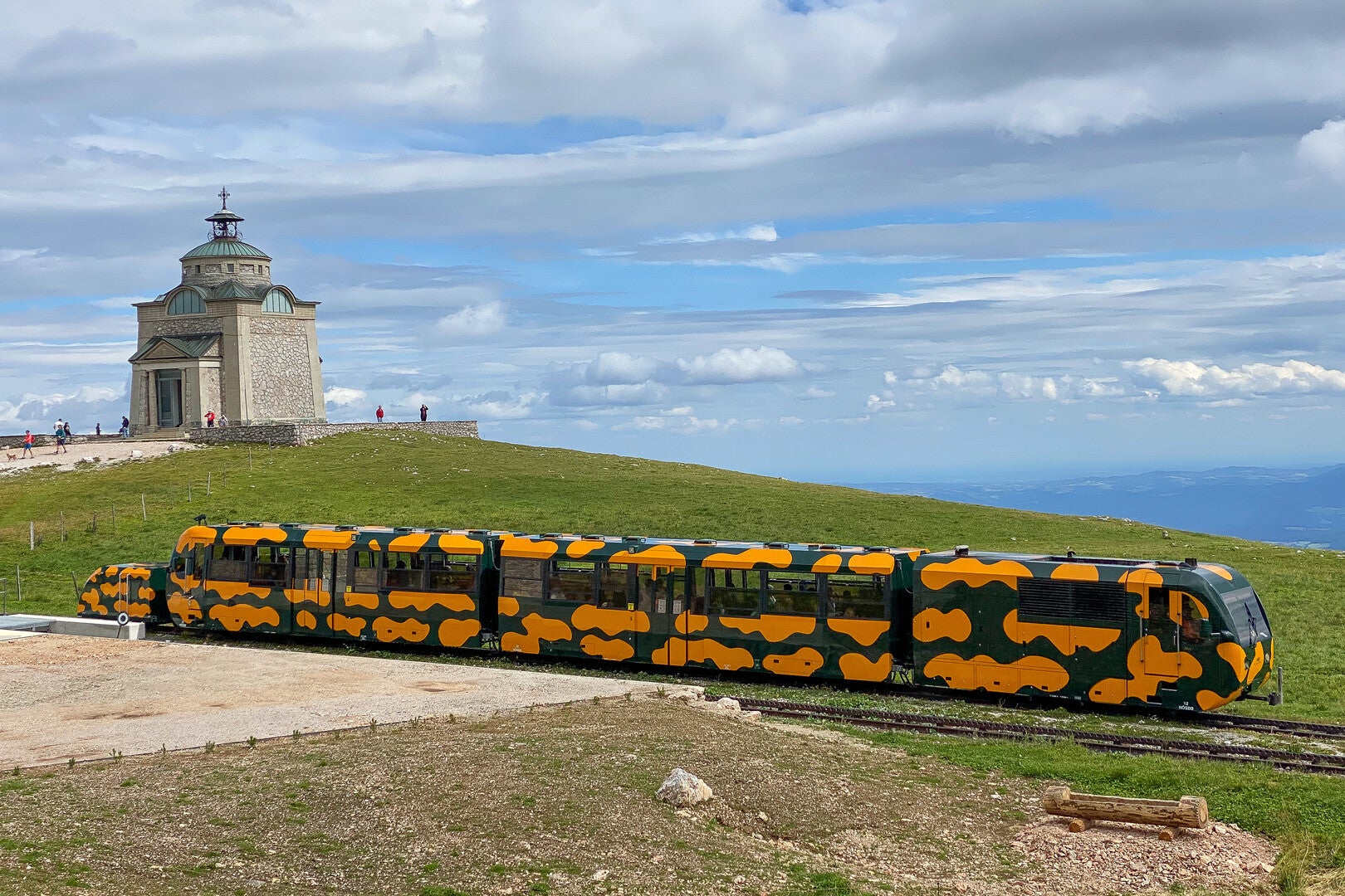 Die Schneebergbahn an der Bergstation mit der Kirche im Hintergrund.