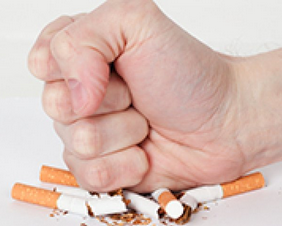 Poing écrasant cigarettes, symbole arrêt du tabac grâce à l’hypnothérapie