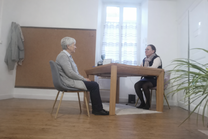 Hypnothérapeute guidant une première séance d’hypnose contre douleurs chroniques à Savenay