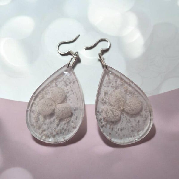 Boucle d'oreille transparente