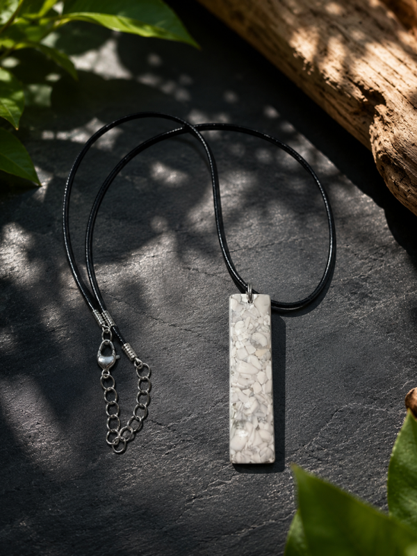 Collier en Howlite – Cordon noir réglable