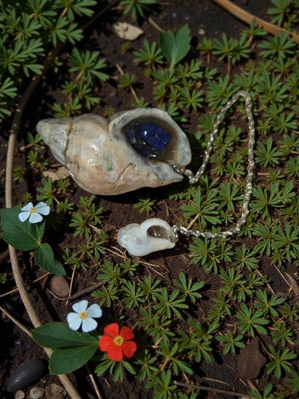 Pendule en coquillage et sodalite