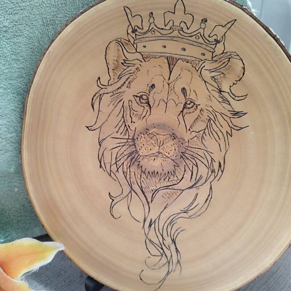 Baumscheibe Wandbild Löwe mit Krone