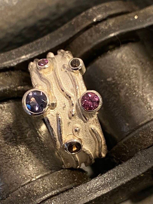 Zilveren ring met diverse edelstenen