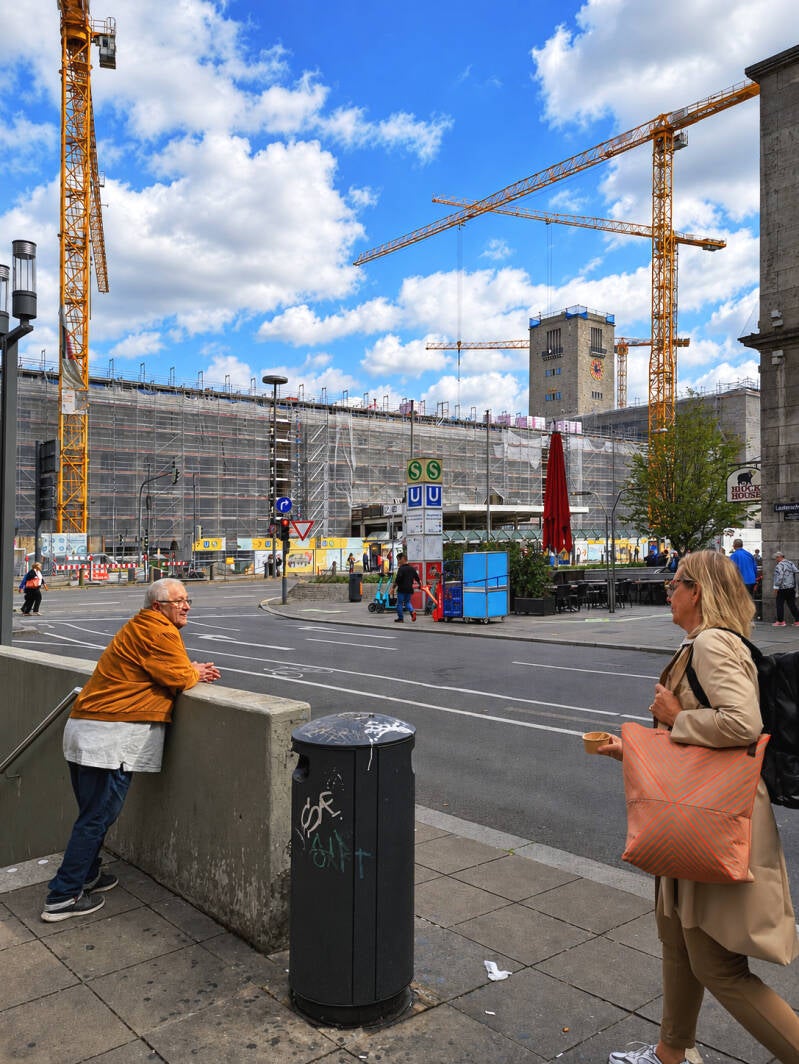 Blickachse des HBF - Baugeschehens III  Willkommen im Musterländle: Open End, Construction Costs und Dauerbaustelle. 3